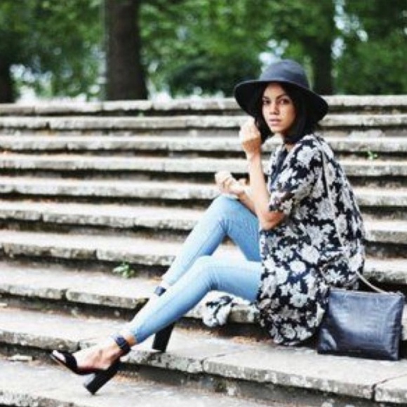 BRANDY MELVILLE Floral Easy Care Poly Boho Kimono Coverup One Size Fits All - Picture 8 of 9